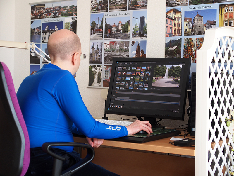 Der Ersteller bei der Bearbeitung der Slideshow mit einer Videoschnittsoftware