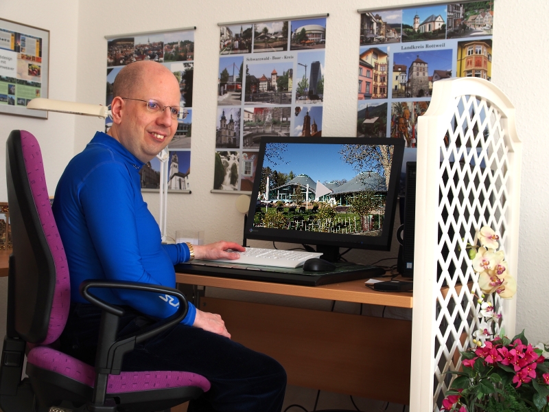 Alexander bei der Betrachtung der Slideshow von Bad Dürrheim im Bild