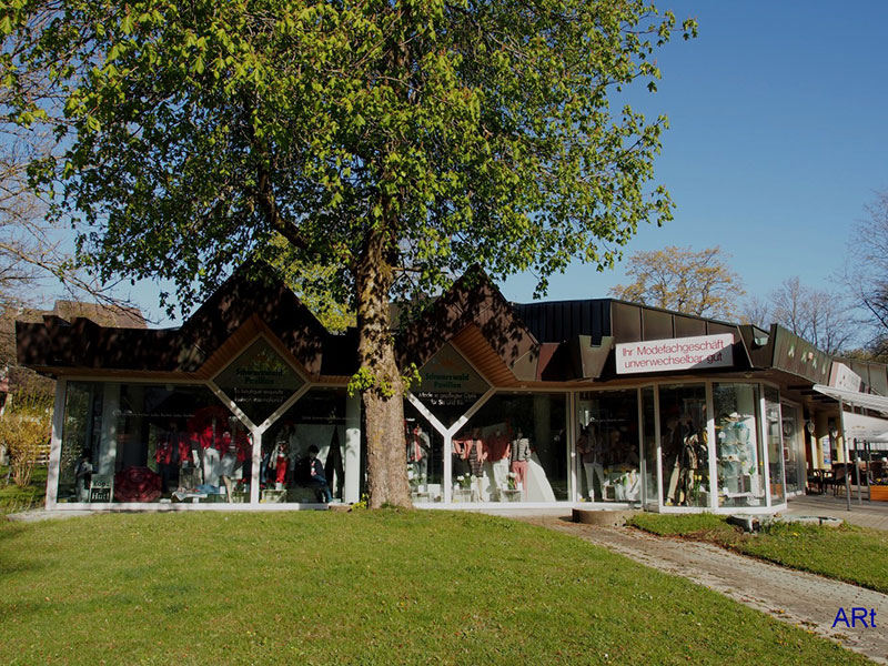 Modegeschäft neben Park-Café Röder