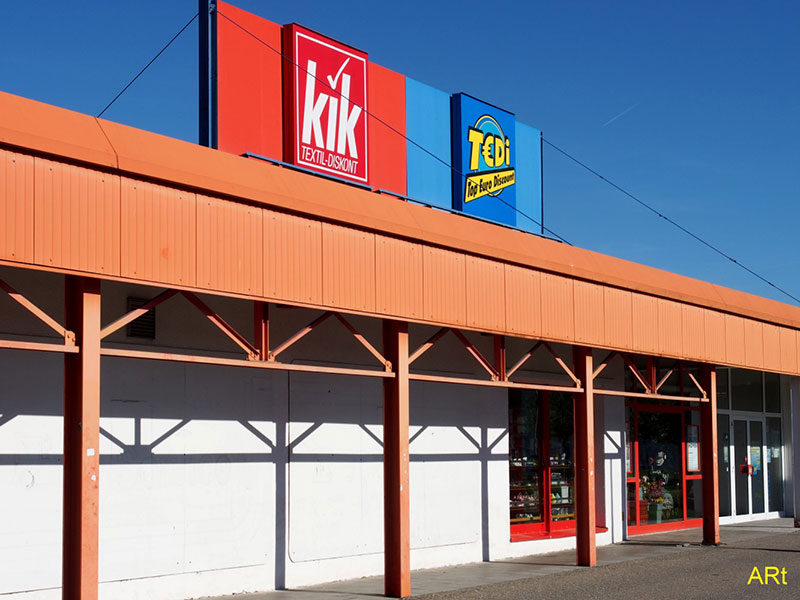 Discounter Kik und T€Di vom Parkplatz aus