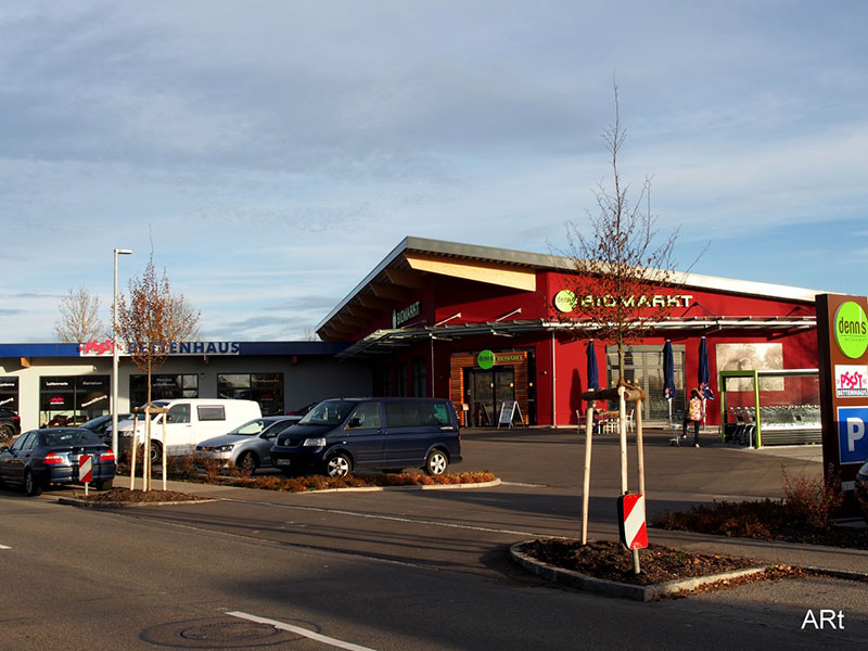 Biomarkt und Bettenhaus schräg über den Parkplatz aufgenommen