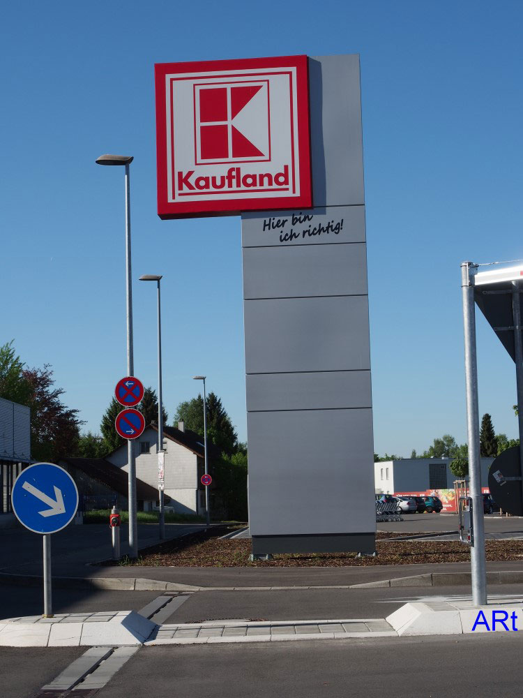 Großer Mast mit Kaufland Logo