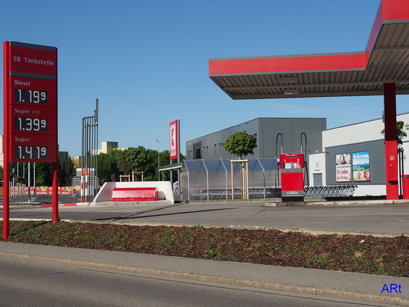 Kaufland über die Tankstelle hinaus fotografiert