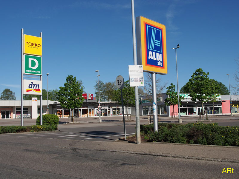 Wegweiser zu Aldi, Deichmann und DM