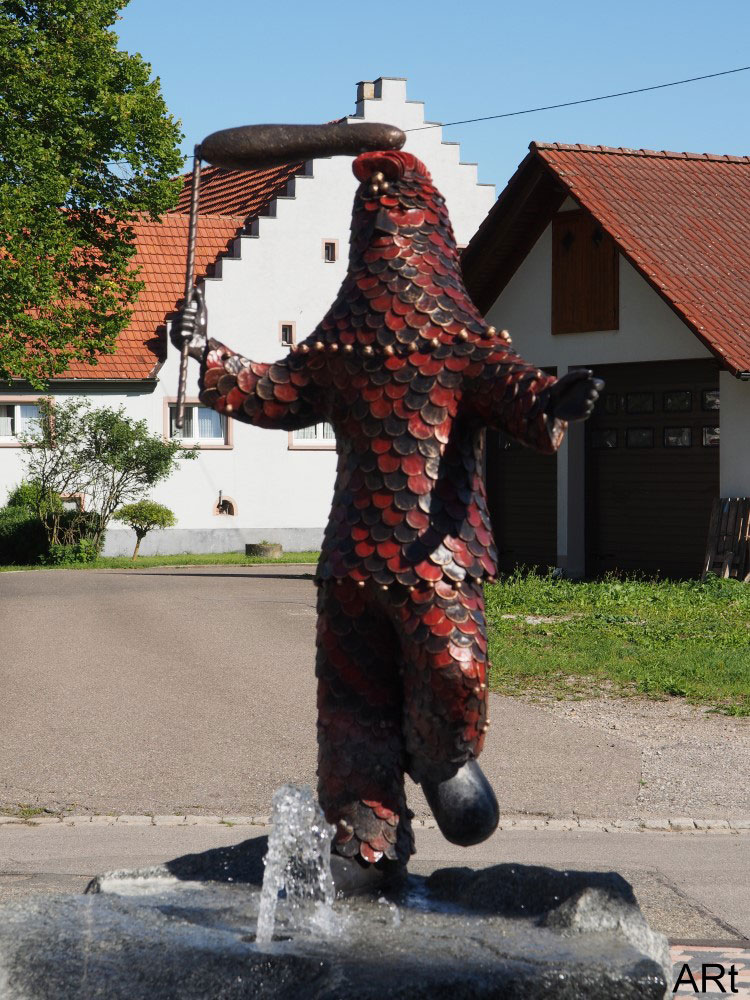 Brunnen vor dem Rathaus mit dem „Eckbühlblätz”