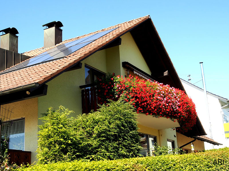 Sommerliche Blütenpracht an einem Balkon