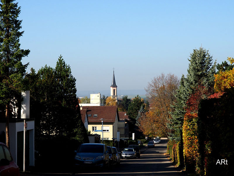 Kath. Kirche St. Johann, von der oberen Silcherallee aus aufgenommen