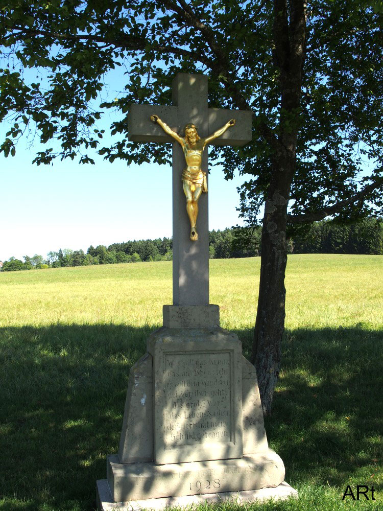 Das Wegkreuz an der Weggabelung in Groß