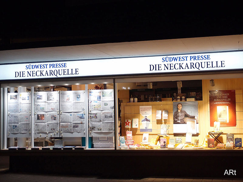 Hofbuchhandlung mit den Zeitungsaushängen