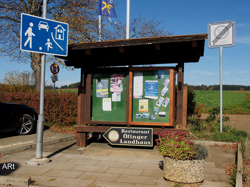 Anschlagtafel an der Einfahrt zum Feriendorf