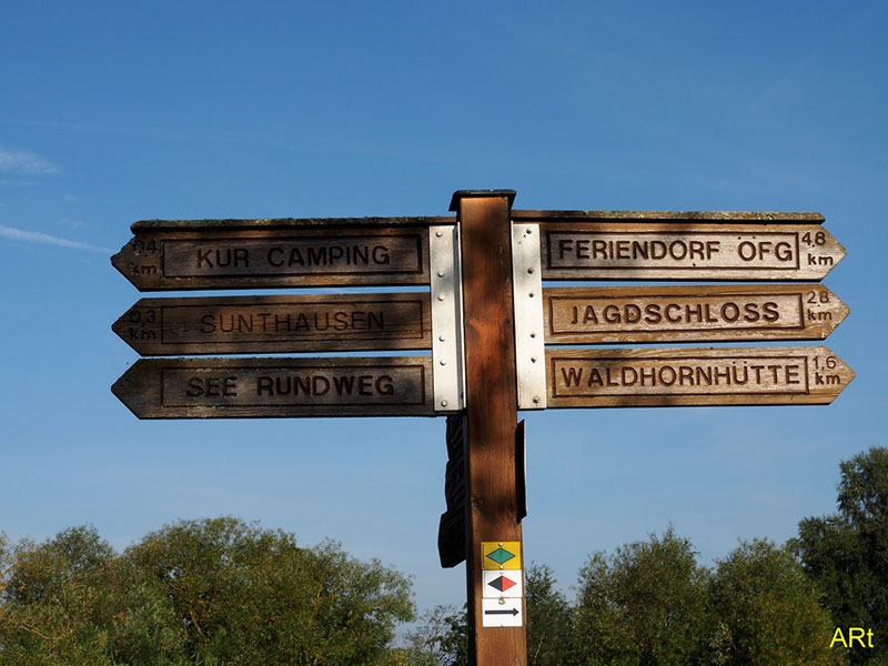 Wegweiser am Rundweg um den Sunthauser See