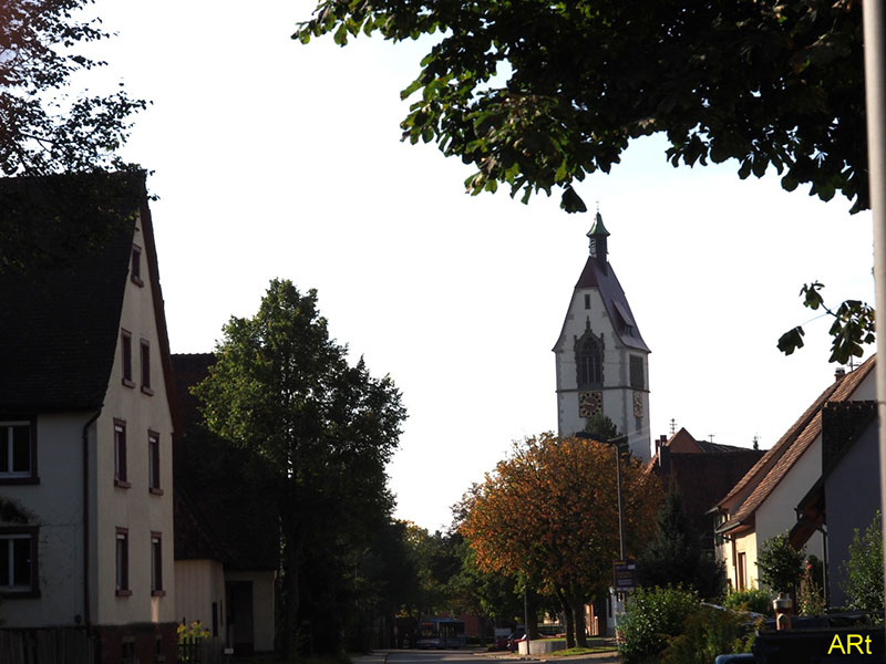 Der Kirchturm von St. Mauritius über der Tuninger Straße