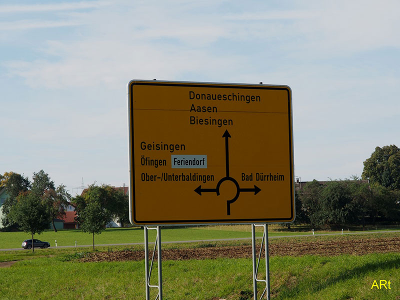 Wegweiser am Kreisverkehr zwischen Sunthausen und Biesingen
