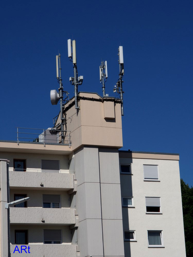 Mobilfunk-Sendeantennen auf einem Mehrfamilienhaus an der Viktoriastraße