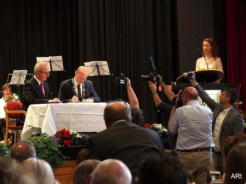 Bürgermeister-Stellvertreter Heinrich Glunz und Bürgermeister Jonathan Berggötz bei Unterschreiben der Ernennungsurkunde