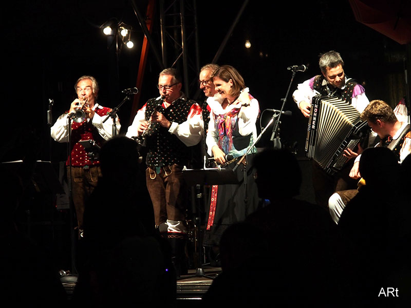 Auftritt einer Musikgruppe beim Lichterfest