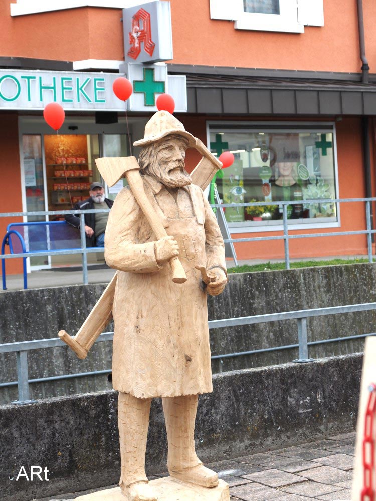 Holzfiguren an der Johannes-Apotheke (Stille Musel)