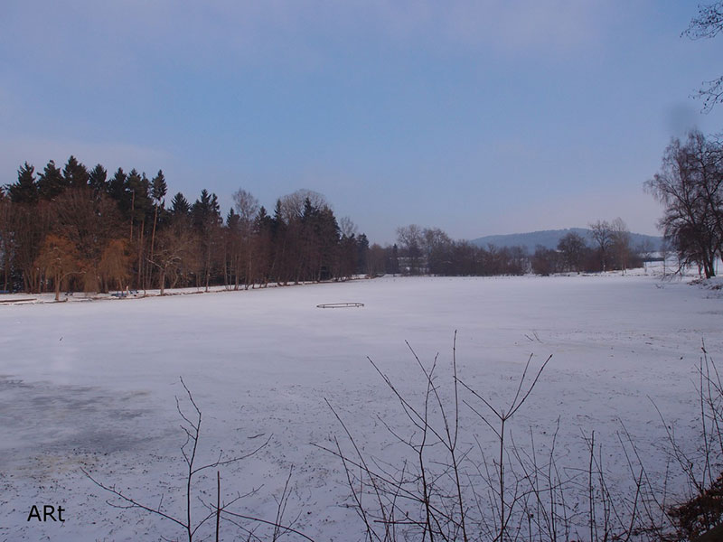 Zugefrorener und leicht beschneiter Salinensee