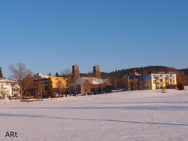 Blick auf die Bortürme, das Sportchalet sowie die Klinik Limberger